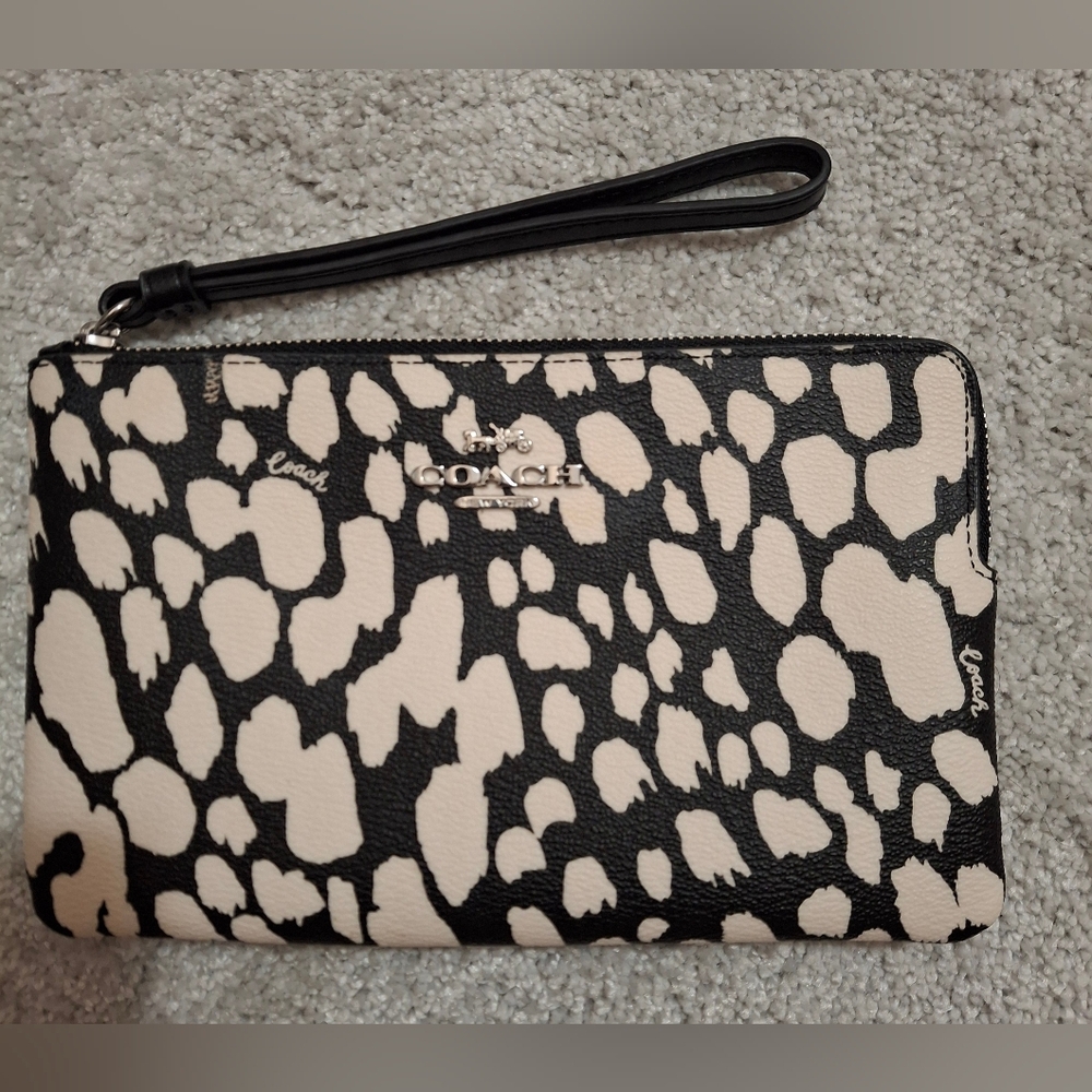 Coach Large Corner Zip Wristlet   NWOT